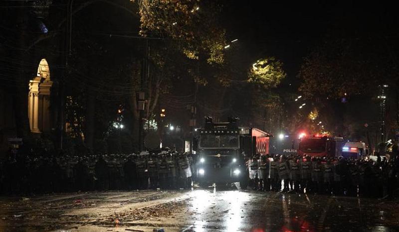 სპეცრაზმი მობილიზებული თავისუფლების მოედანსა და პარლამენტის მიმდებარე ქუჩებზე - ადგილზე განლაგებულია წყლის ჭავლის რამდენიმე მანქანაც