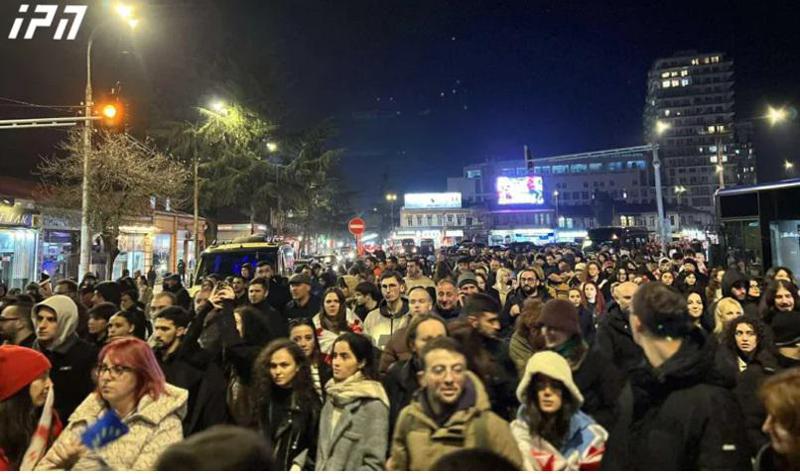 პროტესტი გრძელდება ბათუმშიც - მომიტინგეებმა ბარათაშვილის, ჭავჭავაძისა და წერეთლის ქუჩები გადაკეტეს