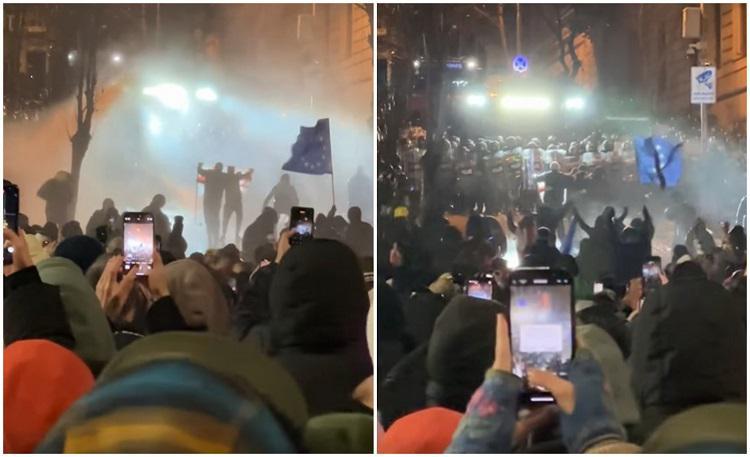 სამართალდამცავებმა დემონსტრანტების დაშლა დაიწყეს - საპოლიციო ძალები შეკრებილების წინააღმდეგ წყლის ჭავლს იყენებენ (ვიდეო)