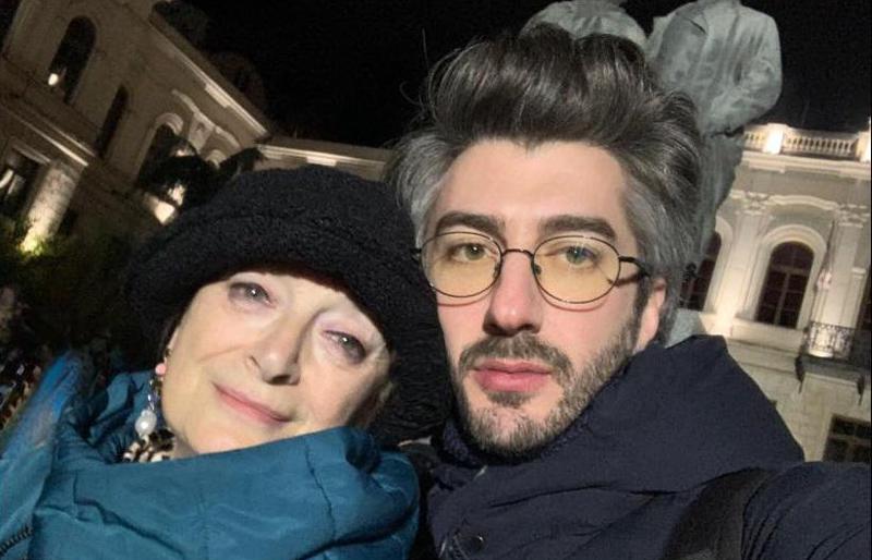 "დღეს ბებიები იცავდნენ შვილიშვილებს რობოკოპებისგან - მეც მყავდა ჩემი დაცვა!" - რეჟისორი დათა თავაძე აქციაზე ბებიასთან - მაკა მახარაძესთან ერთად