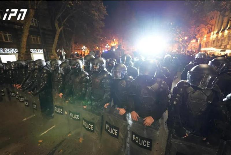 პირველი გაფრთხილება გაჟღერებულია - სპეცრაზმი დარბევისთვის ემზადება: მომიტინგეები გააფრთხილეს, რომ ტერიტორია დატოვონ