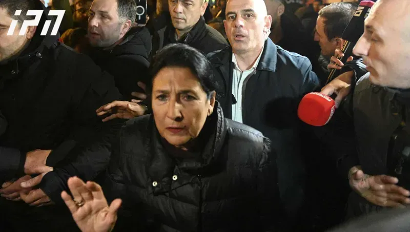 "თბილისის ცენტრში თავს ესხმიან ჟურნალისტებსა და პოლიტიკურ ლიდერებს... ველოდები ძლიერ რეაქციას ევროპის დედაქალაქებისგან" - პრეზიდენტი