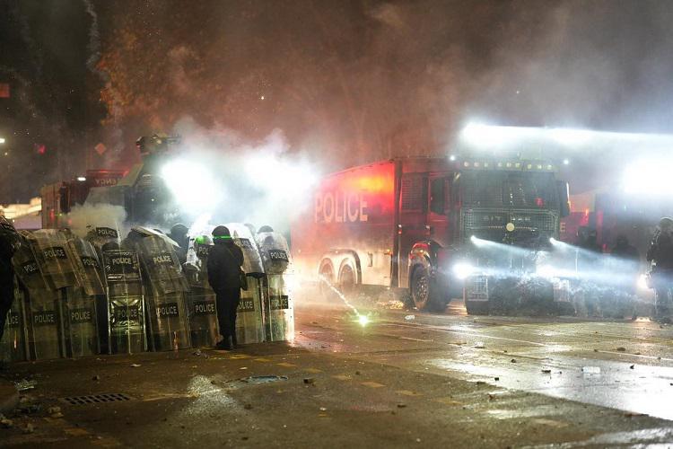 “წყლის ჭავლში სავარაუდოდ კვლავ ქიმიური ნივთიერებებია გარეული - სამართლებრივი საფუძვლის გარეშე გამოიყენეს რეზინის ტყვია“ - საია საპროტესტო აქციაზე განვითარებულ მოვლენებს ეხმაურება