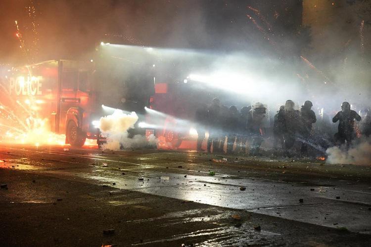 რუსთაველის გამზირზე მხუთავი აირი და წყლის ჭავლი გამოიყენეს - სპეცრაზმელები აქციის მონაწილეებს შლიან: უახლესი ფოტო/ვიდეო მასალა ადგილიდან