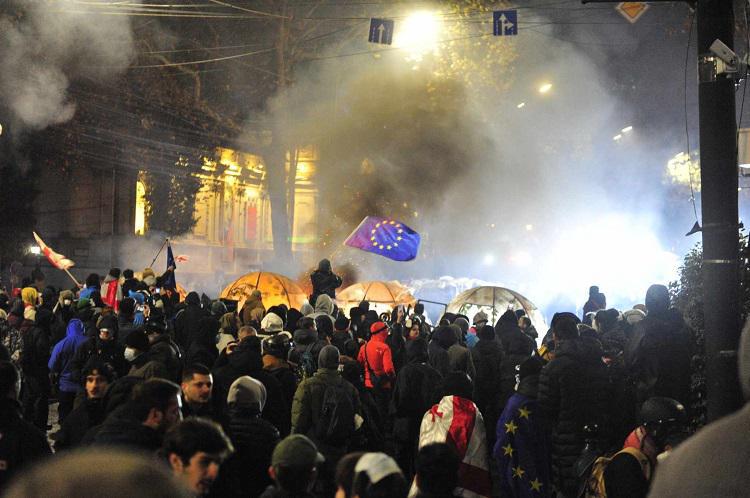 საიას ინფორმაციით 29-30 ნოემბერს მათ ცხელ ხაზზე 60-ზე მეტი დაკავებულის შესახებ შევიდა ინფორმაცია - ადვოკატები მათი ადგილსამყოფლის დაზუსტებას ცდილობენ