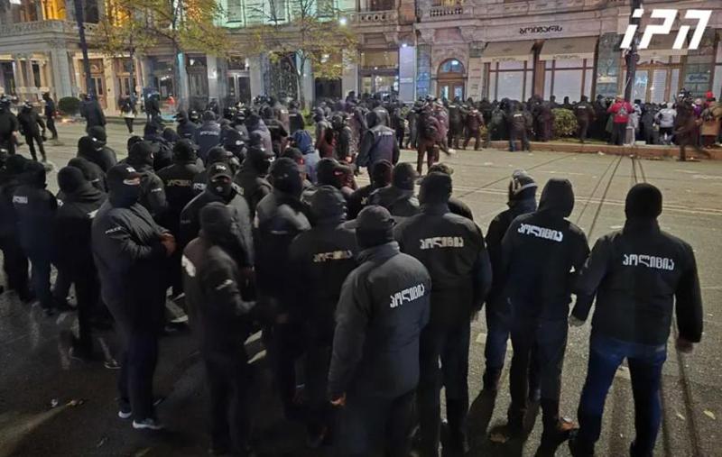 საპოლიციო ძალები რუსთაველის გამზირს მომიტინგეებისგან ათავისუფლებენ - მიმდინარეობს დაკავებები