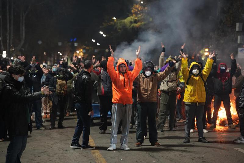 სპეცრაზმი და წყლის ჭავლის მანქანა რუსთაველის გამზირის მიმართულებით დაიძრა - ცოცხალი ჯაჭვი მათ წინააღმდეგ: ახალგაზრდებმა ერთმანეთს ხელი ჩაკიდეს და საპოლიციო ძალების პირისპირ ასე დგანან.