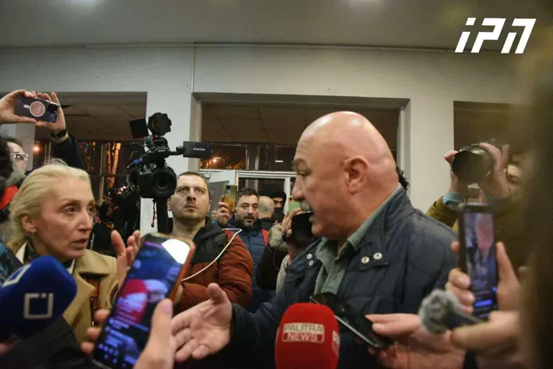 ხმაური და დაპირისპირება "პირველ არხთან" - აქციის მონაწილეები საეთერო დროს ითხოვენ: ფოტო და ვიდეოკადრები ადგილიდან