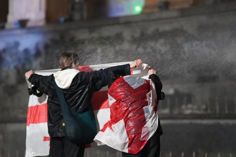 წყლის ჭავლი აქციის მონაწილეების წინააღმდეგ - სპეცრაზმი ტერიტორიის მომიტინგეებისგან გათავისუფლებას ცდილობს: უახლესი ფოტოები