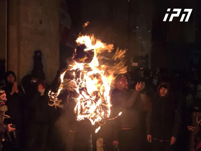 აქციის მონაწილეებმა პარლამენტთან ბიძინა ივანიშვილის ფიტული მიიტანეს და ცეცხლი წაუკიდეს