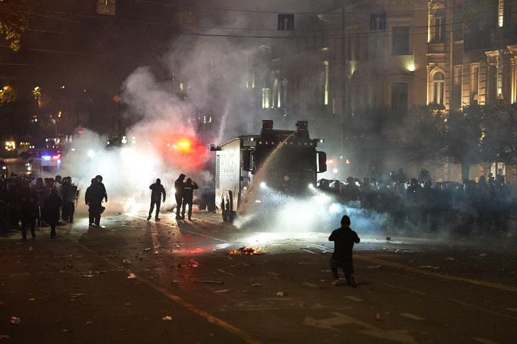 სპეცრაზმმა აქციის მონაწილეების დაშლა დაიწყო -ისმის გაფრთხილება - "დაიშალეთ!": უახლესი ცნობები რუსთაველის გამზირიდან