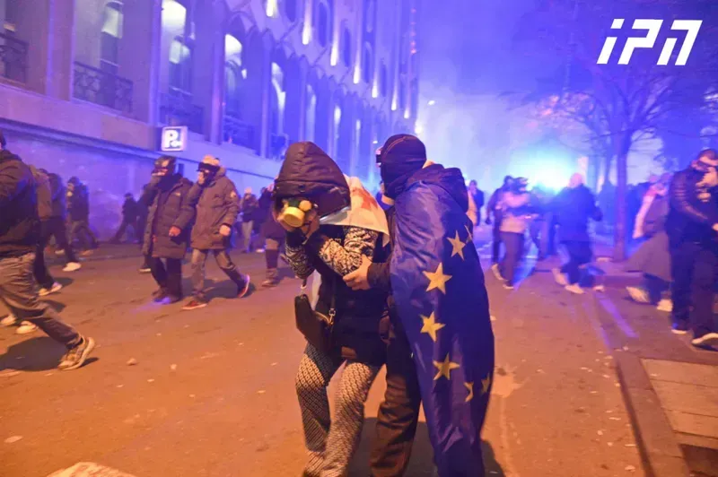სპეცრაზმი მომიტინგეების წინააღმდეგ გაზის კაფსულებს ინტენსიურად იყენებს - ბოლო ცნობები რუსთაველის გამზირიდან