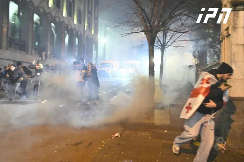 "მოვრბოდით, სპეცრაზმელმა ჩაარტყა, ოთხჯერ გაითიშა" - მძიმე ღამე თბილისში: გაშვებულია ცრემლსადენი გაზი, მომიტინგეებს სპეცრაზმი ფიზიკურად უსწორდება, არიან დაშავებულები