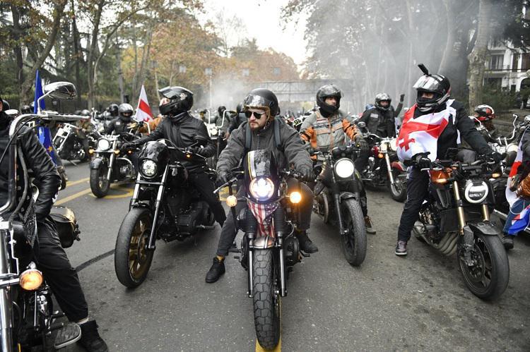 ბაიკერების შთამბეჭდავი აქცია-პერფორმანსი - კოლონამ საქართველოსა და ევროკავშირის დროშებით მსვლელობა გამართა (ფოტო/ვიდეო)