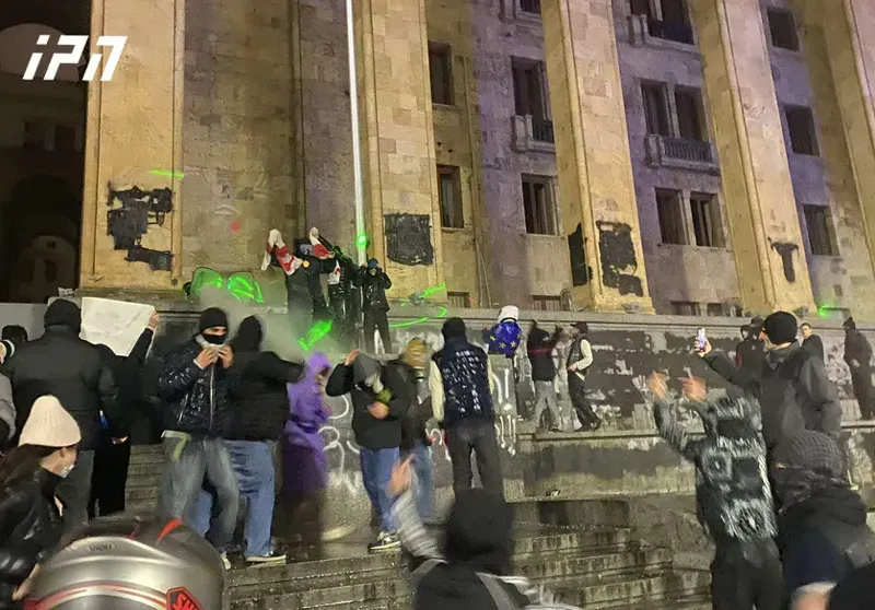 პარლამენტის წინ, სამართალდამცველებმა აქციის მონაწილეების მისამართით წყლის ჭავლი გამოიყენეს