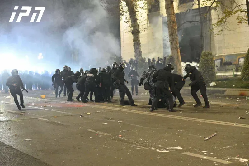 რუსთაველის გამზირზე განლაგებულმა სპეცრაზმმა აქციის კიდევ ორი მონაწილე დააკავეს - მომიტინგეები მაშინ დააკავეს, როცა ისინი ველოსიპედით გადაადგილდებოდნენ