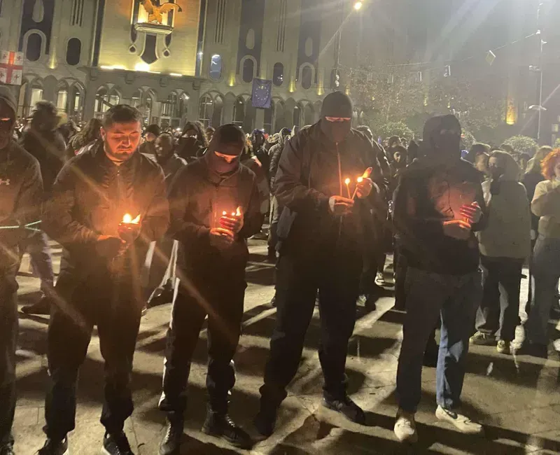 საპროტესტო აქციის მონაწილეთა ნაწილი პარლამენტთან ანთებული სანთლებით ხელში დგას