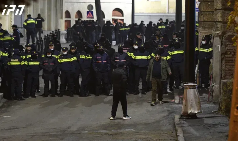 მობილიზებული სპეცრაზმი, საპოლიციო ძალები პარლამენტის ყველა შესასვლელთან, წყლის ჭავლის მანქანა - როგორია ვითარება პარლამენტთან