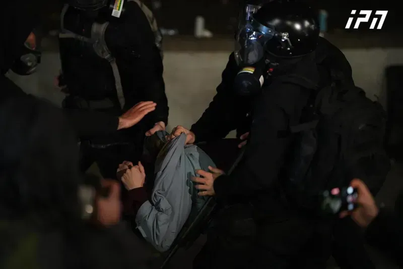 აქციის ერთ-ერთი მონაწილე შენობის შემაღლებული ნაწილიდან ჩამოვარდა და დაშავდა - სპეცრაზმმა რამდენიმე მოქალაქე დააკავა