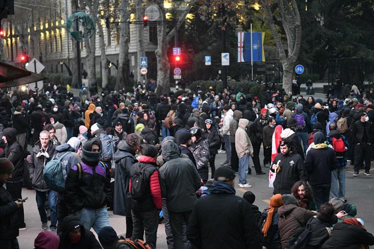 დილა თსუ-თან: კადრები ახალი ლოკაციიდან, სადაც აქციის მონაწილეები სპეცრაზმს გაექცნენ - გადაკეტილია გზები