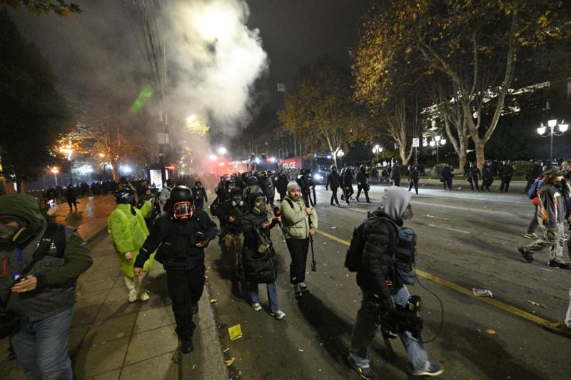 დაშლა დაიწყო: სპეცრაზმი იყენებს წყლის ჭავლს - დემონსტრანტები ბარიკადებს აგებენ