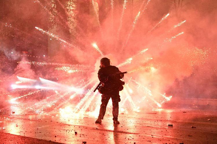 საპოლიციო ძალებმა რუსთაველის გამზირი მომიტინგეებისგან გაასუფთავეს - იყო დაკავებებიც