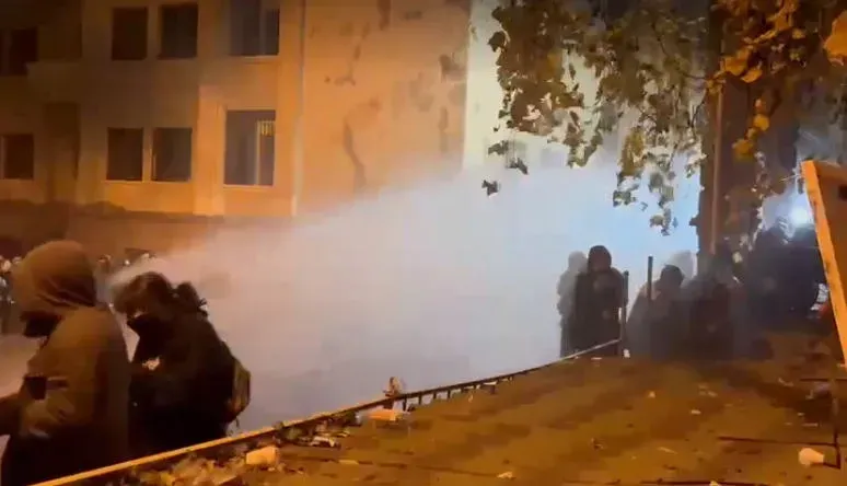 სამართალდამცველებმა პარლამენტის წინ, სადაც აქცია დაიწყო, დემონსტრანტების წინააღმდეგ წყლის ჭავლი გამოიყენეს