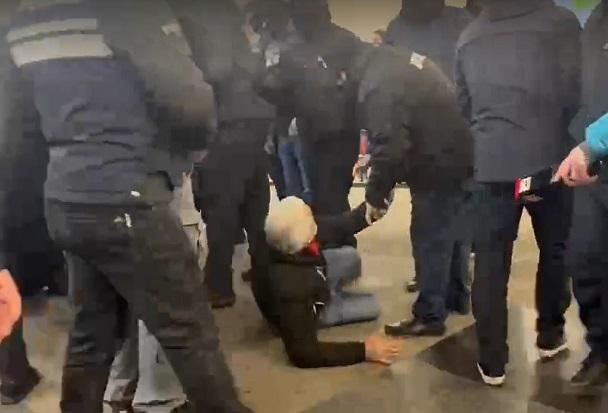 რუსთაველის მეტროში საპოლიციო ძალებმა ორი მოქალაქე დააკავეს - კადრები ადგილიდან