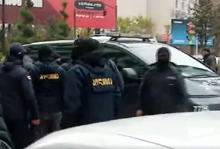 პოლიციამ ჭავჭავაძის გამზირის მიმდებარედ ერთი პირი დააკავა - ძალოვნები აქციის მონაწილეების დევნას განაგრძობენ (ვიდეო)