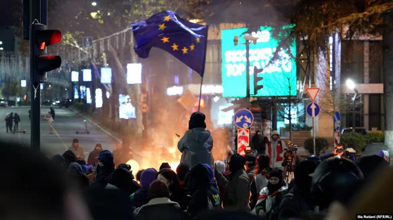 "თბილისში, აქციაზე დაკავებული რუსი სომხეთში გააძევეს..." - რას წერს The Insider-ი