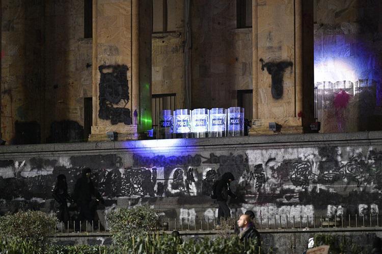 პროკურატურის განცხადებით, პარლამენტთან საპროტესტო აქციაზე დაკავებულ 3 პირს აღკვეთის ღონისძიების სახით პატიმრობა შეეფარდა