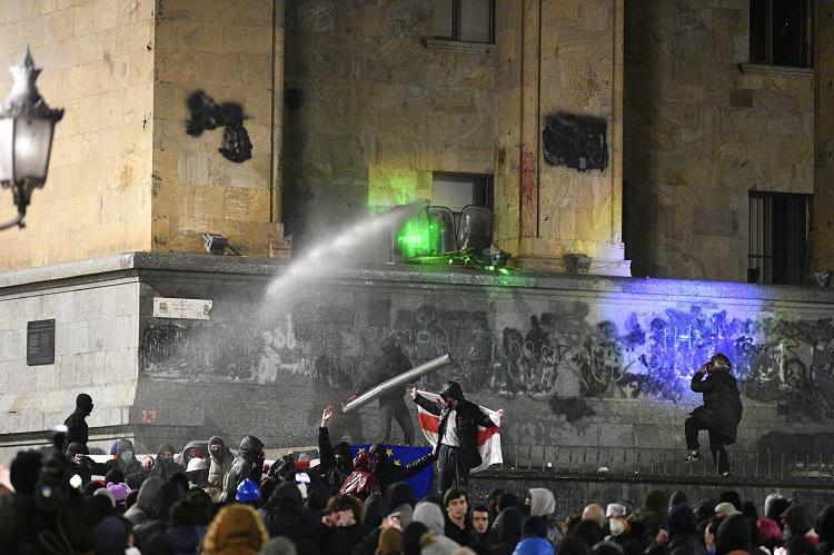 სპეცრაზმმა მომიტინგეების წინააღმდეგ წყლის ჭავლი გამოიყენა - კადრები პარლამენტთან მიმდინარე აქციიდან