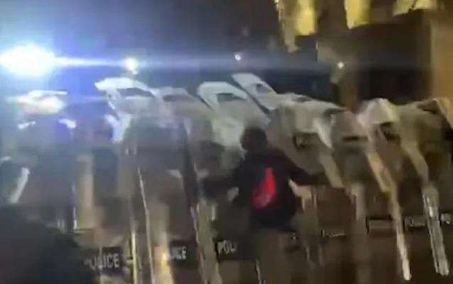 ახალგაზრდა ქალი, რომელმაც წუხელ, რუსთაველის გამზირზე სპეცრაზმის კორდონი ფეხით გაარღვია და შიგნით შევიდა, ზაჰესის დროებითი მოთავსების იზოლატორშია