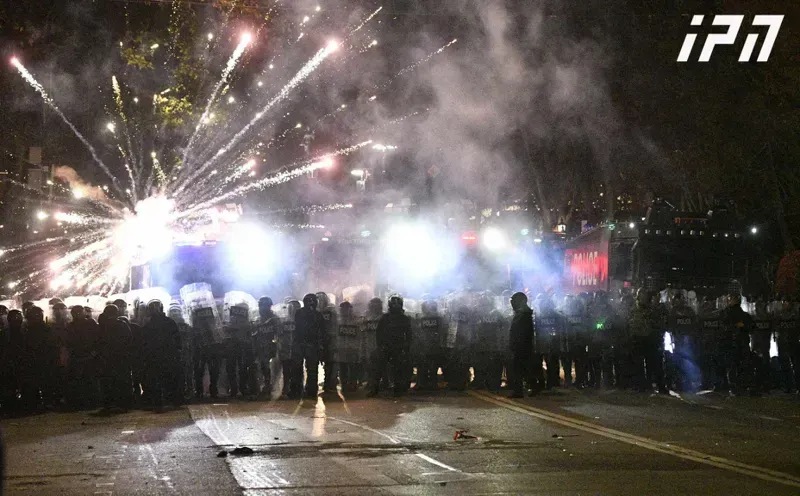 მმართველი გუნდი საპროტესტო აქციების დროს ნიღბების ტარების აკრძალვის გარდა, რეგულაციების ამოქმედებას გეგმავს პიროტექნიკის შემოტანა-რეალიზაციაზე