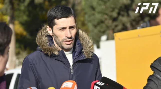 "ალყაში იყო მეგობარ გოგოსთან ერთად, ორივეს მოხვდა ე.წ. გაზის კაფსულა, გოგოს ფეხში, ამას - სახეში. მომიტინგეებმა გამოიყვანეს" - რას ჰყვება აქციაზე დაშავებული ბიჭის ბიძა?