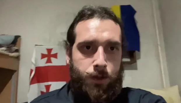 "სპეცრაზმელმა ჩამომაგლიჯა საყურე და ყური, მიმიყვანეს მიკროავტობუსში, სადაც ორი დასისხლიანებული ადამიანი იყო, ჩაგვიქრეს შუქი და გვირტყეს - ტვინის შერყევა მაქვს" - დომენიკ მანგო