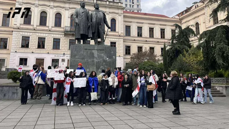 თბილისის კლასიკური გიმნაზიის მოსწავლეებმა და მშობლებმა აქცია გამართეს