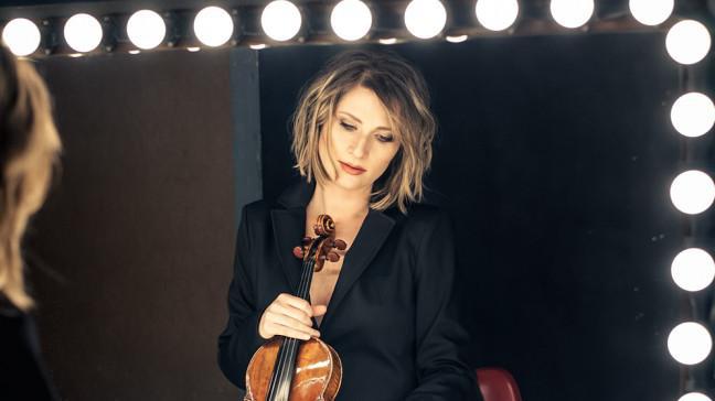 "მინდა ჩემი ბისი ჩემს ქვეყანას მივუძღვნა, იმ მამაც ადამიანებს, ვინც ამ წუთებში იბრძვიან რუსული გავლენის წინააღმდეგ" - მევიოლინე ლიზა ბათიაშვილის მიმართვა: რა ხდებოდა პარიზის ფილარმონიაში