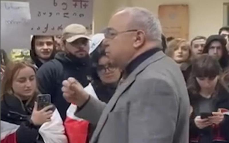 "თქვენ არ გაქვთ უფლება, რომ სახლებში ისხდეთ და იყოთ ჩუმად... ბავშვებო, დღეს გულგრილობა დანაშაულია"  - სოხუმის სახელმწიფო უნივერსიტეტის რექტორის მიმართვა სტუდენტებს