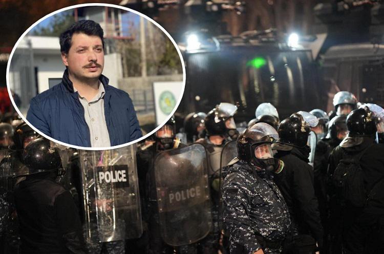 “თვალში სისხლჩაქცევები, ტანი დალურჯებული აქვს - 3 ადამიანს ურტყამდნენ, რომ მორჩნენ, ჩემზე გადმოვიდნენო“ - წუხანდელ აქციაზე დაკავებულები დროებითი მოთავსების იზოლატორებში გადაიყვანეს