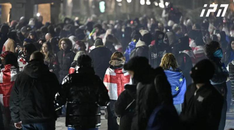 მორიგი მძიმე ღამე თბილისში: რუსთაველზე წყლის ჭავლითა და ცრემლსადენი აირით დაშლის შემდეგ, პროტესტანტებმა დელისის მეტრომდე მსვლელობა მოაწყვეს