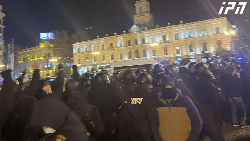 ოპოზიციის წარმომადგენლებს უცნობი, ნიღბიანი პირები დაუპირისპირდნენ - რა მოხდა "ქორთიარდ მარიოტთან"