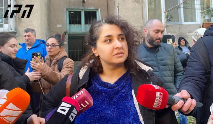 სამართალდამცველები ჯგუფ “დაიტოვეს“ კიდევ ერთი დამფუძნებლის, ქრისტინე ბოტკოველის (Nancy Woland) სახლში არიან შესული