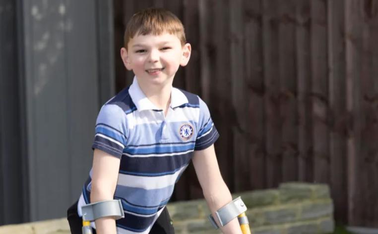 10 წლის ბიჭს, რომელსაც მშობლების ძალადობის შემდეგ ფეხების ამპუტაცია დასჭირდა, სიარული კვლავ შეუძლია -  "სასწაულებრივი" ოპერაცია და ბრიტანელი მოზარდის მძიმე ამბავი