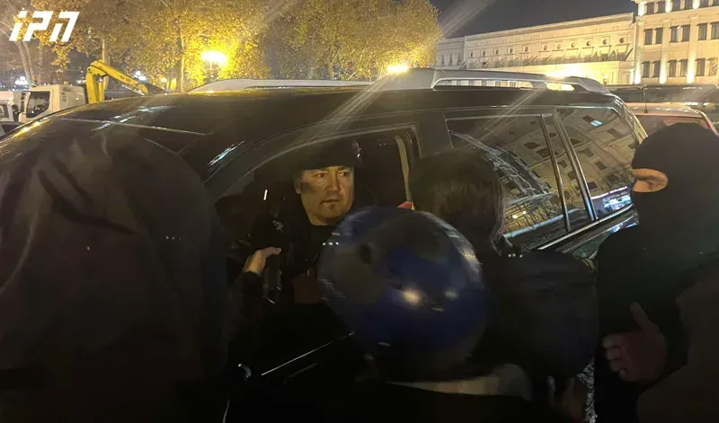 "ვინც იძახის, რომ სპეცრაზმი არაფხიზელ მდგომარეობაშია, არასწორი ხალხია, ვინც მაგას ამბობს, ის არის ნარკომანიც და არაფხიზელ მდგომარეობაშიც" - ზვიად ხარაზიშვილი