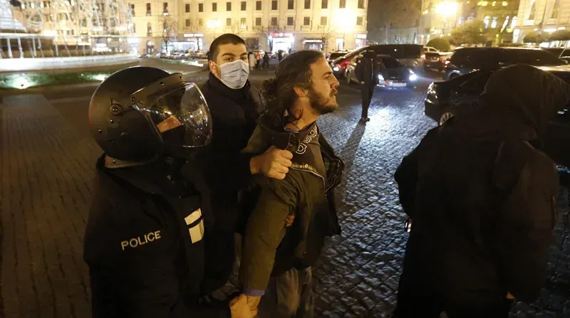 "ზურა დათუნაშვილზე ძალადობა განხორციელდა დაკავებისას, ასევე, როცა იზოლატორში გადმოჰყავდათ" - ადვოკატი