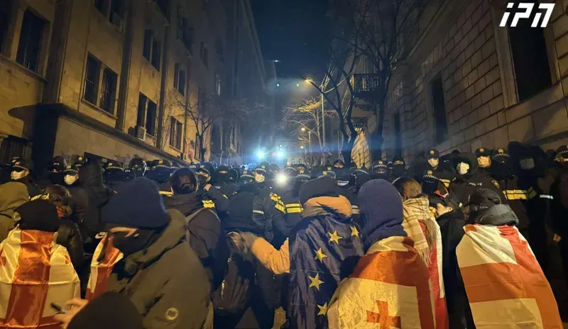 ხმაური ჭიჭინაძის ქუჩაზე - არსებული ინფორმაციით, სპეცრაზმმა ორი პირი დააკავა