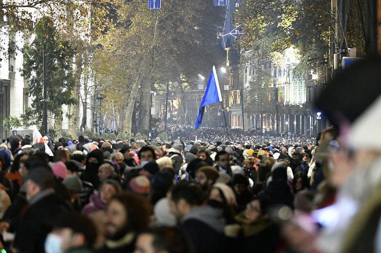 "წაიყვანეს, არ ვიცით, სად... ნეკნები აქვს დამტვრეული და სიცხიანია" - რას ამბობენ ახლობლები, საპროტესტო აქციის ცალკეულ მონაწილეებზე
