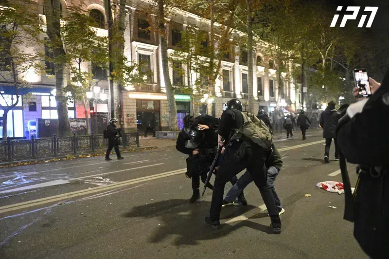 "კოალიცია ცვლილებისთვის“  წევრი საბა სხირტლაძე იზოლატორში სცემეს, ურტყამდნენ ძირს დავარდნილს" - რა დეტალებზე საუბრობს ადვოკატი