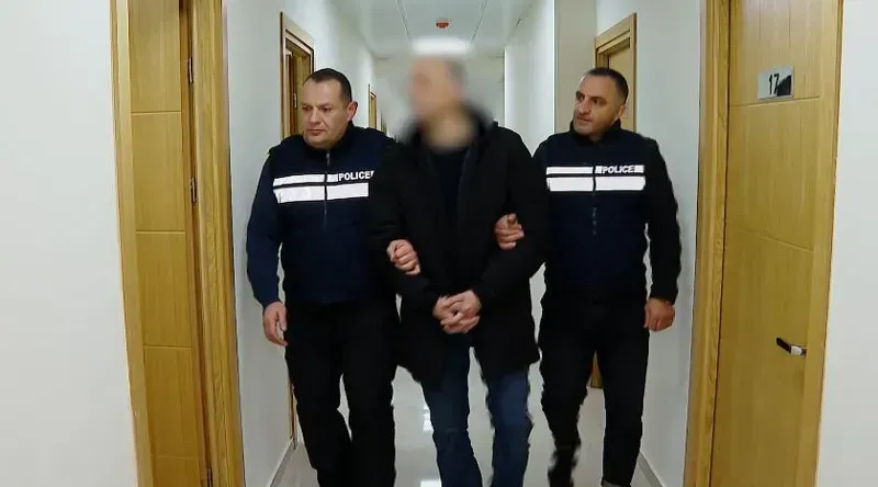 "სახეზე აქვს ჩალურჯებები, სისხლჩაქცევები, შესაძლოა, ნეკნი მოტეხილი ჰქონდეს" - ელისაშვილი დუშეთის წინასწარი დაკავების იზოლატორში გადაიყვანეს